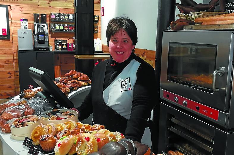 Miren, tras el mostrador de la panadería a la que llegó justo a tiempo. 