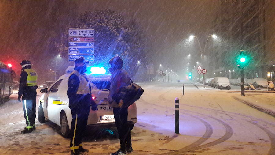 La nieve ha dificultado la circulación en la capital guipuzcoana