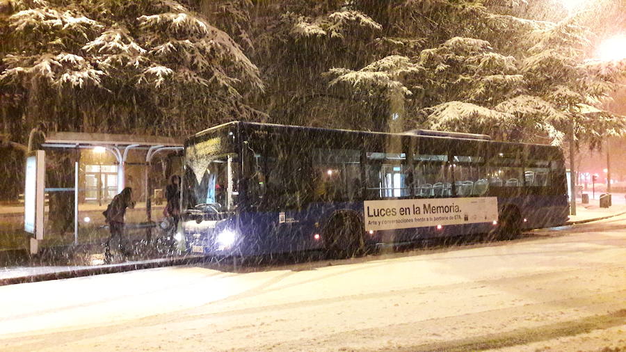 La nieve ha dificultado la circulación en la capital guipuzcoana