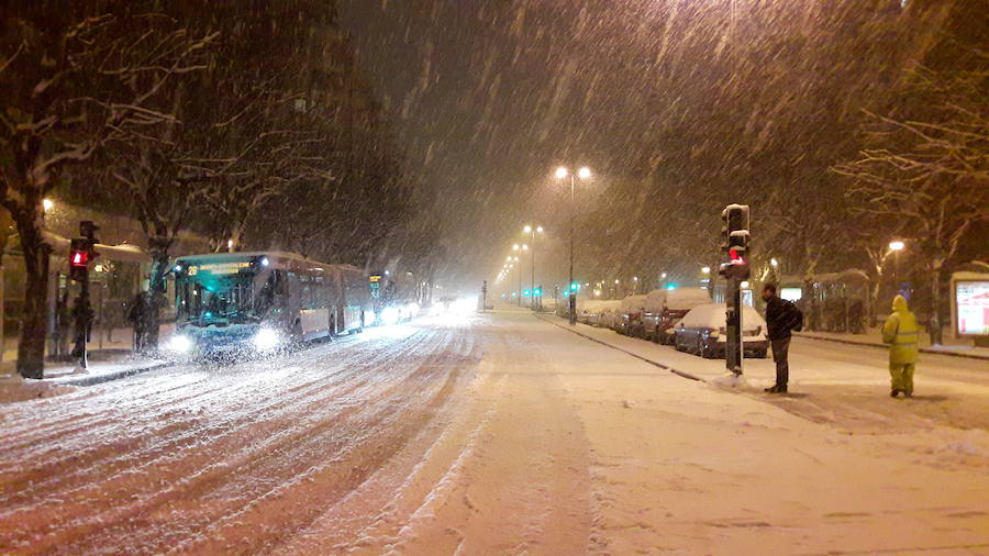 La nieve ha dificultado la circulación en la capital guipuzcoana