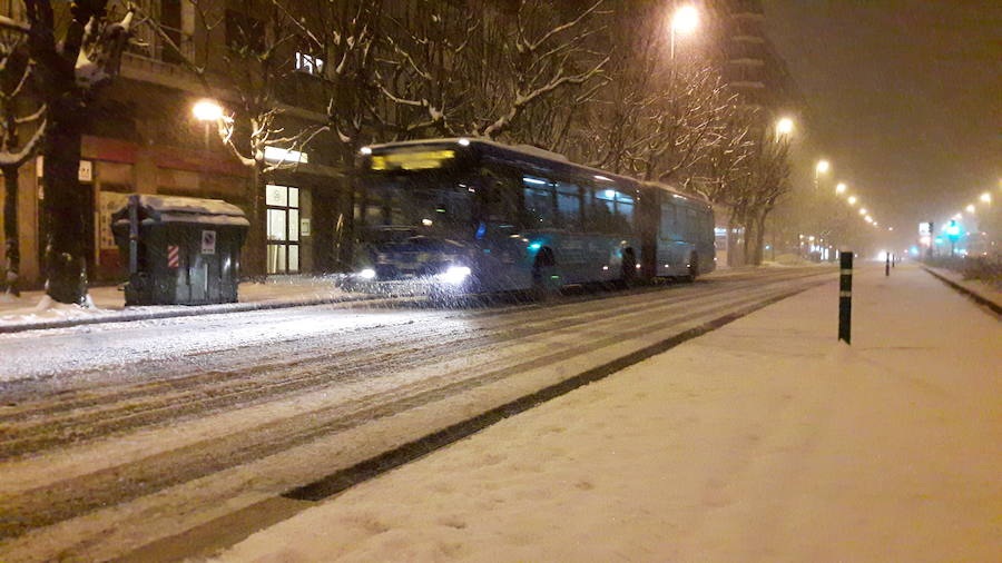 La nieve ha dificultado la circulación en la capital guipuzcoana