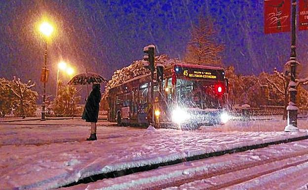 Autobús de la línea 45 cruzado en la avenida Satrustegi.