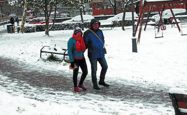 El espesor del manto de nieve alcanzó los doce centímetros en algunos lugares de la localidad. 