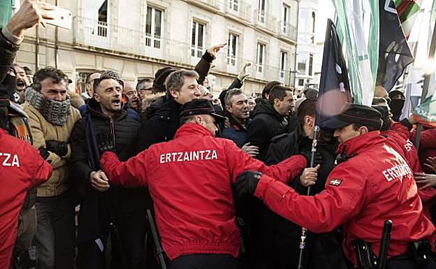 Agentes de la Ertzaintza durante una protesta en defensa de reivindicaciones laborales. 