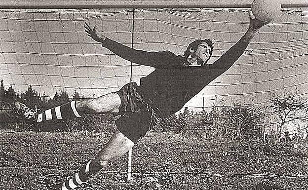 Iribar en una de sus estiradas