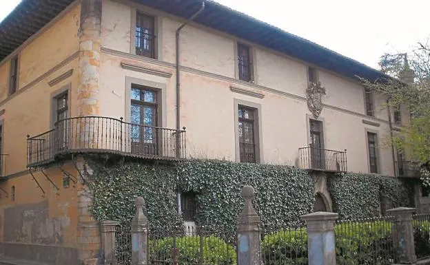 Fachada del palacio Lazarraga de Oñati, donde se custodiaba el lienzo que ha sido vendido esta semana en Madrid. 