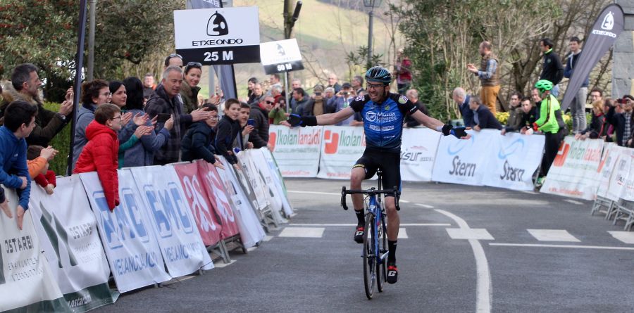 La XV Aiztondo Klasika ha reunido a lo mejor del ciclismo élite y sub23 en una prueba que se ha disputado entre Alkiza y Larrauls. Segunda cita de la Copa de España, es la primera prueba de esta competición que discurre por las carreteras de Gipuzkoa.