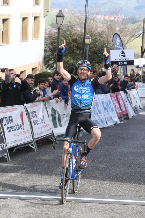 La XV Aiztondo Klasika ha reunido a lo mejor del ciclismo élite y sub23 en una prueba que se ha disputado entre Alkiza y Larrauls. Segunda cita de la Copa de España, es la primera prueba de esta competición que discurre por las carreteras de Gipuzkoa.