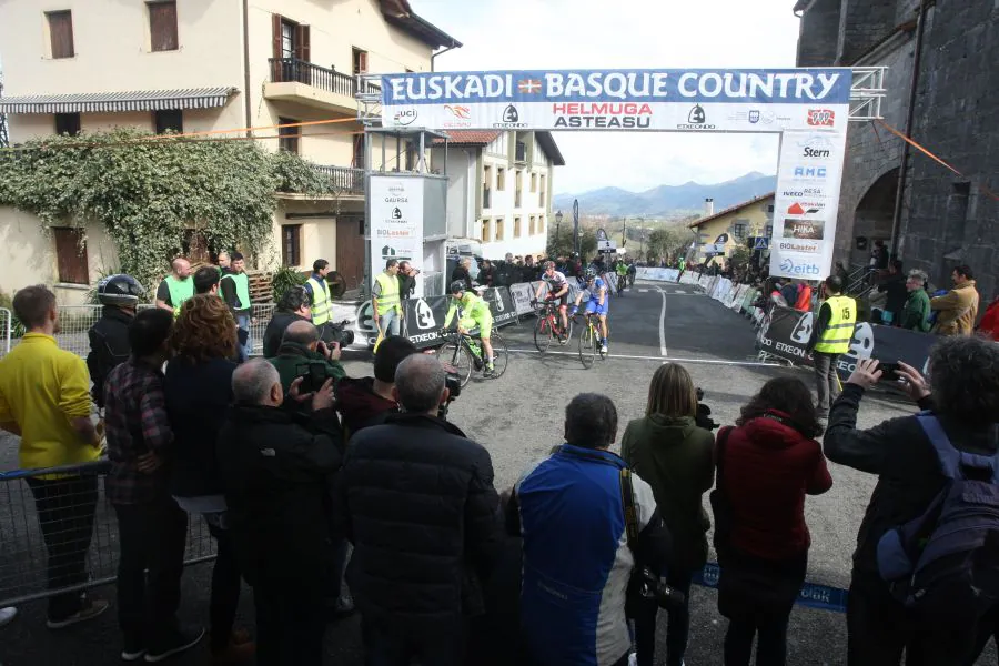 La XV Aiztondo Klasika ha reunido a lo mejor del ciclismo élite y sub23 en una prueba que se ha disputado entre Alkiza y Larrauls. Segunda cita de la Copa de España, es la primera prueba de esta competición que discurre por las carreteras de Gipuzkoa.