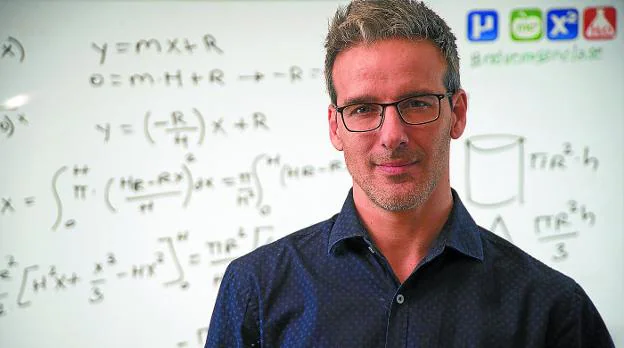 Las matemáticas, la física o la química son ahora más fáciles gracias a los vídeos de David Calle.