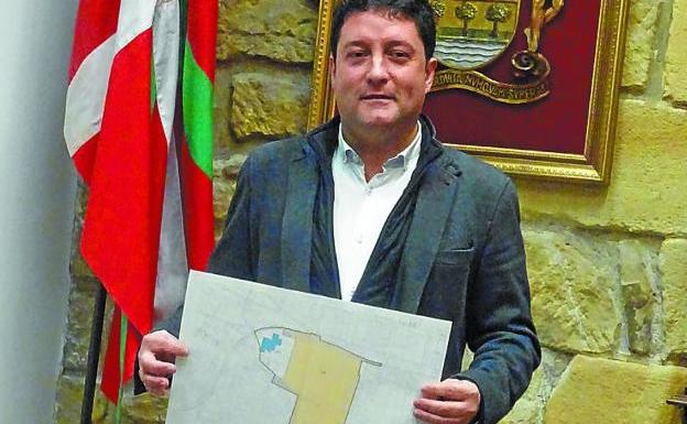 El alcalde Xabier Txurruka con los planos de Salberdin. 