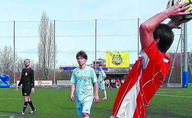 Manuel Sarrión, ayer durante su arbitraje en el Mariño-Santo Tomás disputado en Ugalde-Ventas.