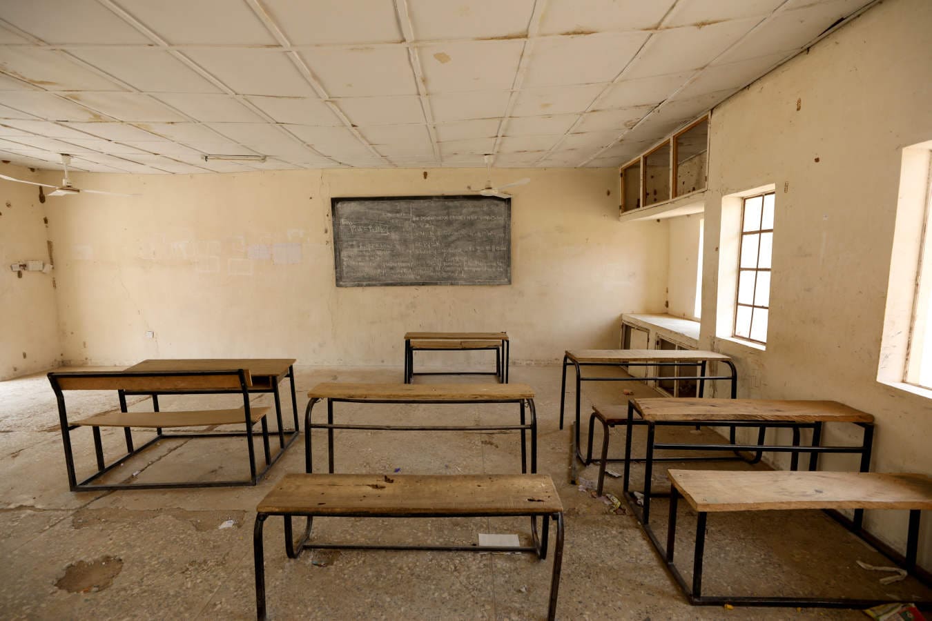 «No quiero volver a esa escuela otra vez, excepto si me transfieren a otro lugar: tengo miedo.» Las palabras de Amina Usman, una de las niñas que evitó ser secuestrada hace un par de semanas cuando miembros de Boko Haram irrumpieron en la escuela de Dapchi, al noreste de Nigeria, y se llevaron a más de cien compañeras, ilustra el horror. Pero lo sucedido en el polvoriento pueblo de Amina sólo es un nuevo episodio de la violencia desatada en el país por este grupo terrorista cuyo nombre podría traducirse en lengua hausa, la más hablada en la región, como «la educación occidental está prohibida.» En 2014 miembros de este grupo raptaron a 276 niñas en la ciudad de Chibok. Desde que iniciaron sus actividades con la intención de crear un estado que se adhiera a una interpretación estricta de la ley islámica, han asesinado a más de veinte mil personas. En las fotografías, familiares de las niñas observan algunas de sus pertenencias en la escuela.