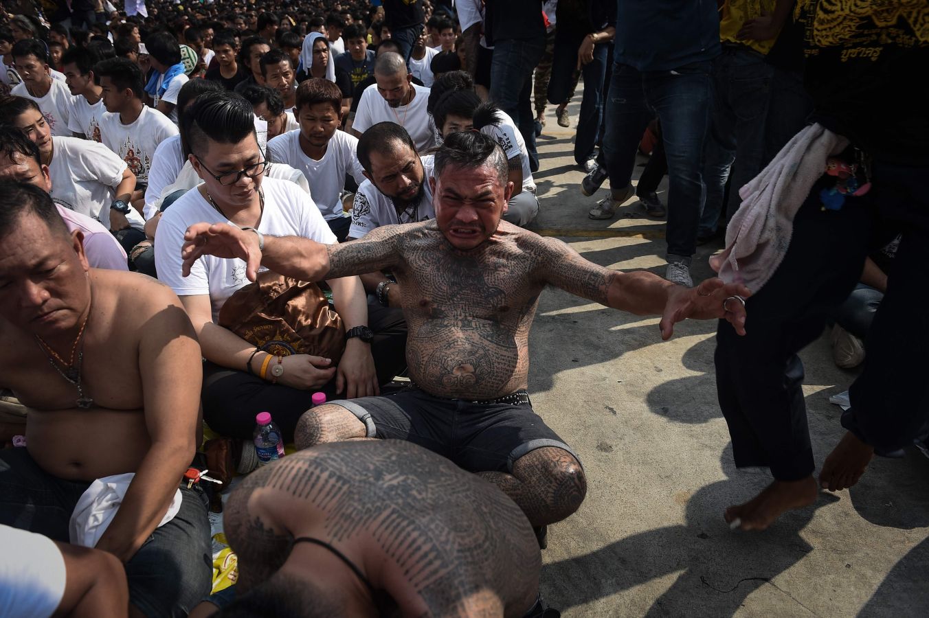 Festival religioso de tatuajes en el monasterio de Wat Bang Phra en Tailandia, donde los devotos creen que sus tatuajes tienen poderes místicos