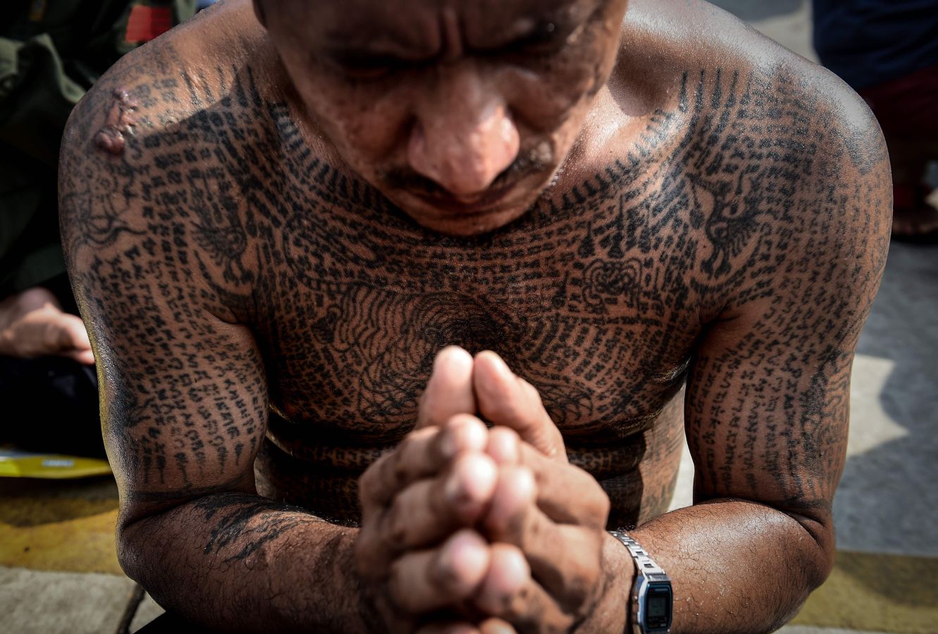 Festival religioso de tatuajes en el monasterio de Wat Bang Phra en Tailandia, donde los devotos creen que sus tatuajes tienen poderes místicos