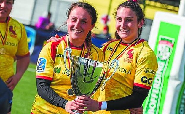 Las hermanas Erbina, con la copa de campeonas de Europa, a la conclusión de la final del sábado. 
