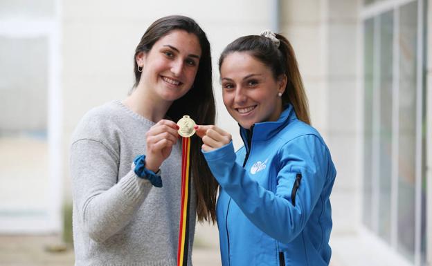 Lide y Amaia Erbina muestran la medalla conseguida en el Europeo de Bruselas.