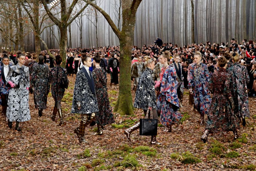 El diseñador alemán Karl Lagerfeld es el autor de los modelos que ha presentado la casa Chanel para el otoño 2018/19 en la Semana de la Moda de París. 