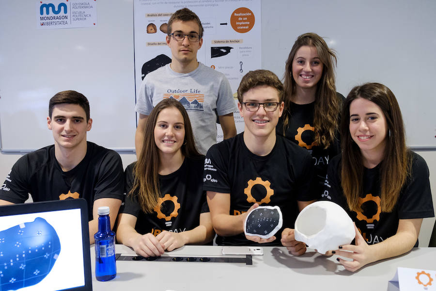 La Escuela Politécnica Superior de Mondragon Unibertsitatea, en colaboración con Orona Fundazioa, ha organizado este miércoles una jornada en Hernani donde se han expuesto 27 de los 446 proyectos reales de ingeniería desarrollados por más de 2.200 estudiantes, siguiendo el método Project Based Learning, basado en la resolución de problemas bajo la supervisión de tutores y que supone un método de aprendizaje pionero en el Estado.