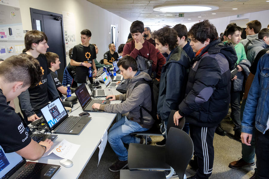 La Escuela Politécnica Superior de Mondragon Unibertsitatea, en colaboración con Orona Fundazioa, ha organizado este miércoles una jornada en Hernani donde se han expuesto 27 de los 446 proyectos reales de ingeniería desarrollados por más de 2.200 estudiantes, siguiendo el método Project Based Learning, basado en la resolución de problemas bajo la supervisión de tutores y que supone un método de aprendizaje pionero en el Estado.