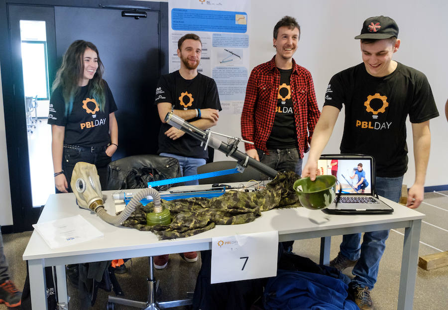 La Escuela Politécnica Superior de Mondragon Unibertsitatea, en colaboración con Orona Fundazioa, ha organizado este miércoles una jornada en Hernani donde se han expuesto 27 de los 446 proyectos reales de ingeniería desarrollados por más de 2.200 estudiantes, siguiendo el método Project Based Learning, basado en la resolución de problemas bajo la supervisión de tutores y que supone un método de aprendizaje pionero en el Estado.