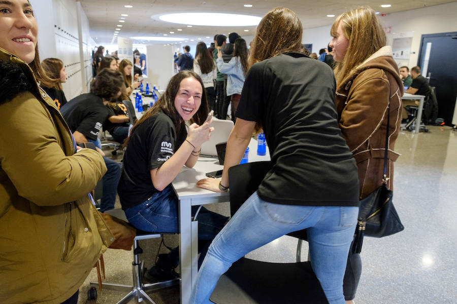La Escuela Politécnica Superior de Mondragon Unibertsitatea, en colaboración con Orona Fundazioa, ha organizado este miércoles una jornada en Hernani donde se han expuesto 27 de los 446 proyectos reales de ingeniería desarrollados por más de 2.200 estudiantes, siguiendo el método Project Based Learning, basado en la resolución de problemas bajo la supervisión de tutores y que supone un método de aprendizaje pionero en el Estado.