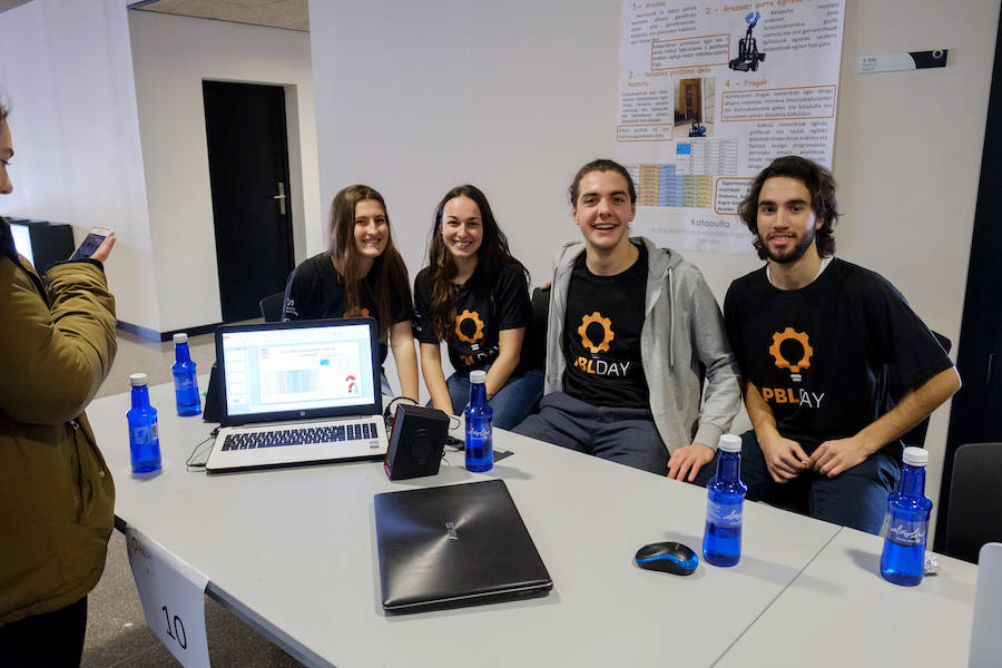 La Escuela Politécnica Superior de Mondragon Unibertsitatea, en colaboración con Orona Fundazioa, ha organizado este miércoles una jornada en Hernani donde se han expuesto 27 de los 446 proyectos reales de ingeniería desarrollados por más de 2.200 estudiantes, siguiendo el método Project Based Learning, basado en la resolución de problemas bajo la supervisión de tutores y que supone un método de aprendizaje pionero en el Estado.