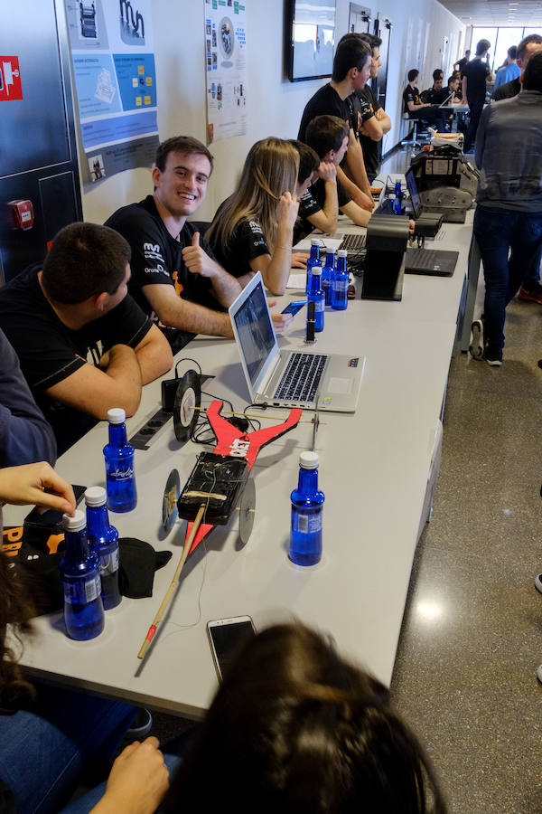 La Escuela Politécnica Superior de Mondragon Unibertsitatea, en colaboración con Orona Fundazioa, ha organizado este miércoles una jornada en Hernani donde se han expuesto 27 de los 446 proyectos reales de ingeniería desarrollados por más de 2.200 estudiantes, siguiendo el método Project Based Learning, basado en la resolución de problemas bajo la supervisión de tutores y que supone un método de aprendizaje pionero en el Estado.