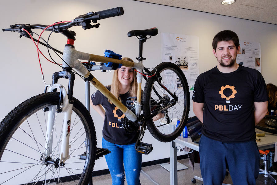 La Escuela Politécnica Superior de Mondragon Unibertsitatea, en colaboración con Orona Fundazioa, ha organizado este miércoles una jornada en Hernani donde se han expuesto 27 de los 446 proyectos reales de ingeniería desarrollados por más de 2.200 estudiantes, siguiendo el método Project Based Learning, basado en la resolución de problemas bajo la supervisión de tutores y que supone un método de aprendizaje pionero en el Estado.