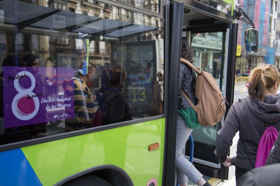 Las mujeres guipuzcoanas 'paran' hoy para renovar el impulso en la lucha por la igualdad. Paros, manifestaciones, actos reivindicativos se sucederán durante toda la jornada en diferentes localidades del territorio