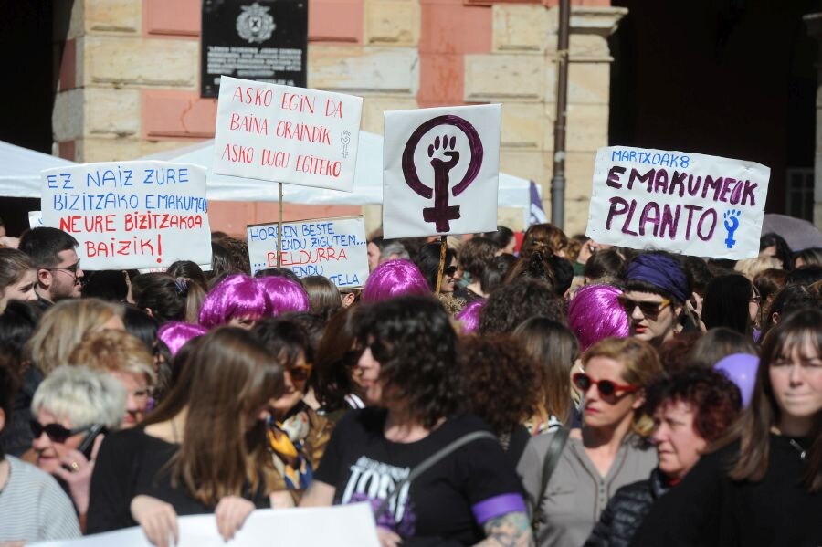 Las mujeres guipuzcoanas 'paran' hoy para renovar el impulso en la lucha por la igualdad. Paros, manifestaciones, actos reivindicativos se sucederán durante toda la jornada en diferentes localidades del territorio