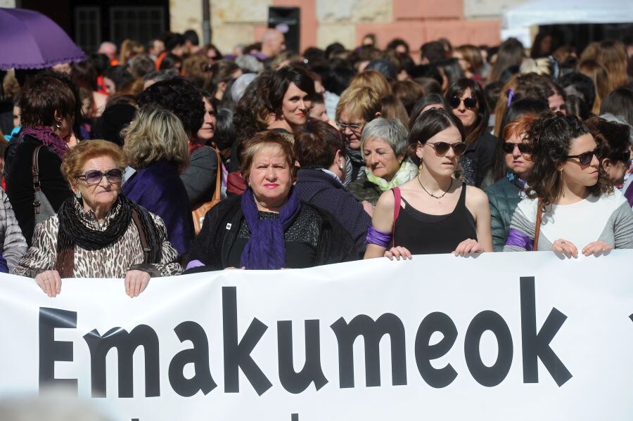 Las mujeres guipuzcoanas 'paran' hoy para renovar el impulso en la lucha por la igualdad. Paros, manifestaciones, actos reivindicativos se sucederán durante toda la jornada en diferentes localidades del territorio