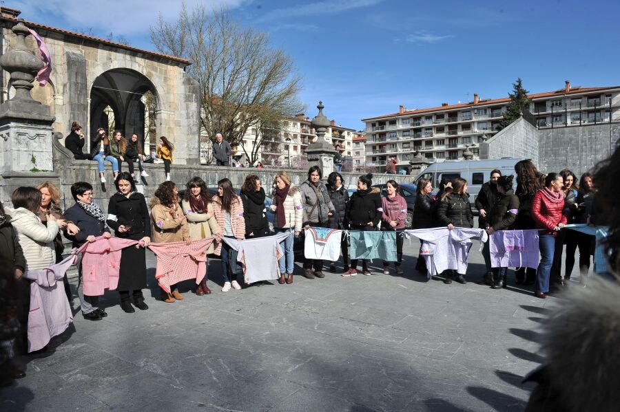 Las mujeres guipuzcoanas 'paran' hoy para renovar el impulso en la lucha por la igualdad. Paros, manifestaciones, actos reivindicativos se sucederán durante toda la jornada en diferentes localidades del territorio