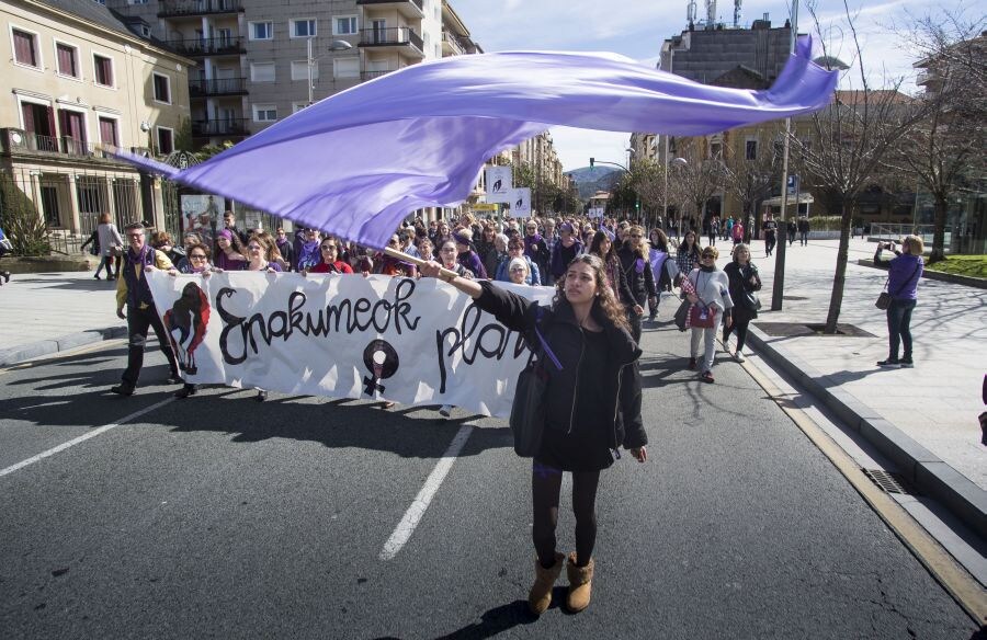 Las mujeres guipuzcoanas 'paran' hoy para renovar el impulso en la lucha por la igualdad. Paros, manifestaciones, actos reivindicativos se sucederán durante toda la jornada en diferentes localidades del territorio