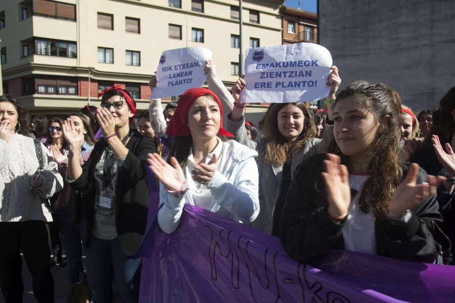 Las mujeres guipuzcoanas 'paran' hoy para renovar el impulso en la lucha por la igualdad. Paros, manifestaciones, actos reivindicativos se sucederán durante toda la jornada en diferentes localidades del territorio