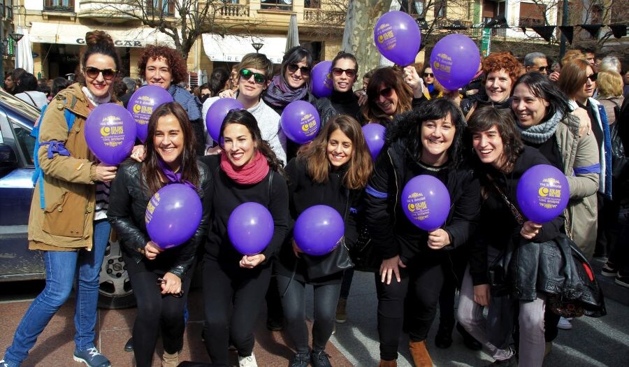 Las mujeres guipuzcoanas 'paran' hoy para renovar el impulso en la lucha por la igualdad. Paros, manifestaciones, actos reivindicativos se sucederán durante toda la jornada en diferentes localidades del territorio