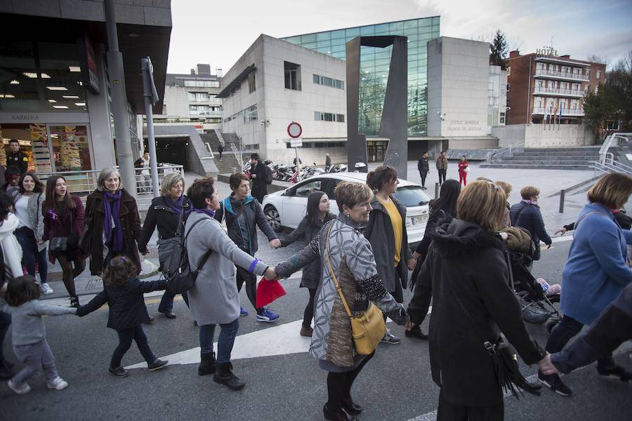 Las mujeres guipuzcoanas 'paran' hoy para renovar el impulso en la lucha por la igualdad. Paros, manifestaciones, actos reivindicativos se sucederán durante toda la jornada en diferentes localidades del territorio