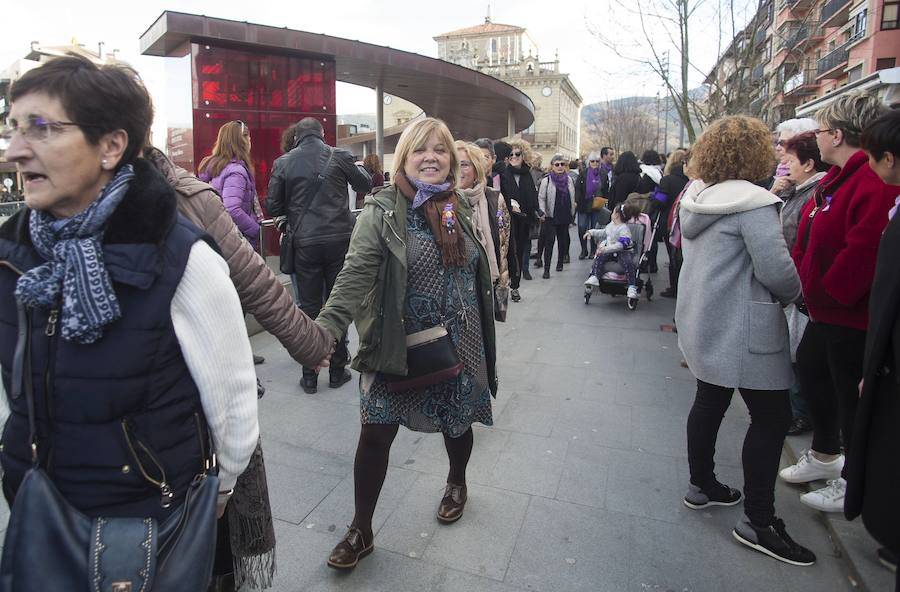 Las mujeres guipuzcoanas 'paran' hoy para renovar el impulso en la lucha por la igualdad. Paros, manifestaciones, actos reivindicativos se sucederán durante toda la jornada en diferentes localidades del territorio