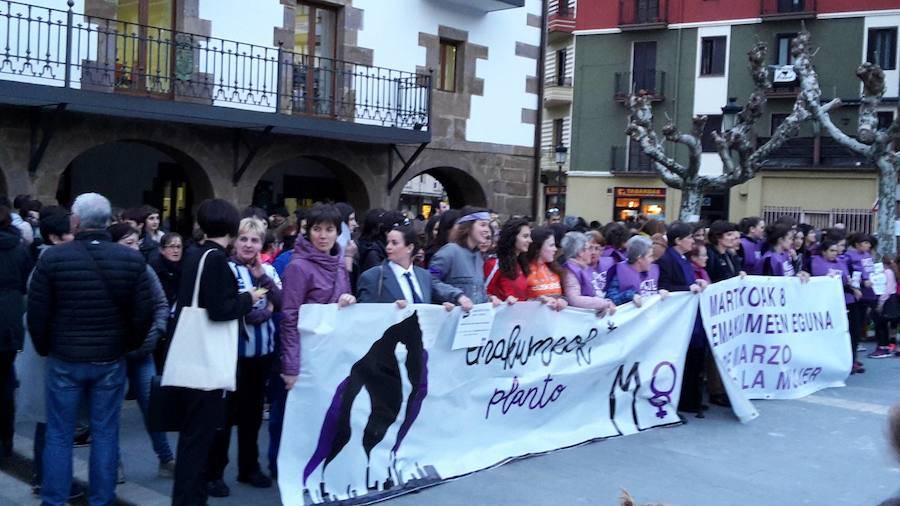 Las mujeres guipuzcoanas 'paran' hoy para renovar el impulso en la lucha por la igualdad. Paros, manifestaciones, actos reivindicativos se sucederán durante toda la jornada en diferentes localidades del territorio