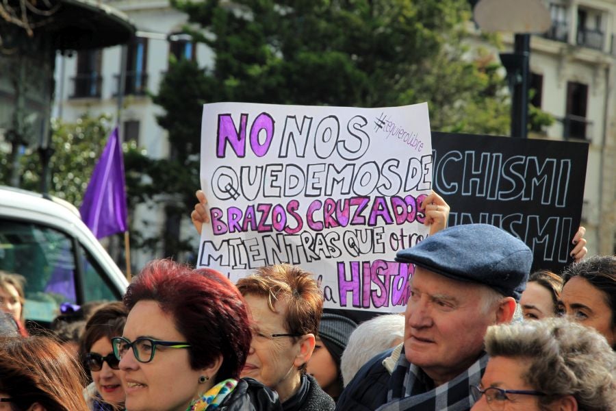 Miles de personas se han concentrado este mediodía en el Boulevard de San Sebastián en uno de los muchos actos reivindicativos que se sucederán a lo largo de este 8-M. 
