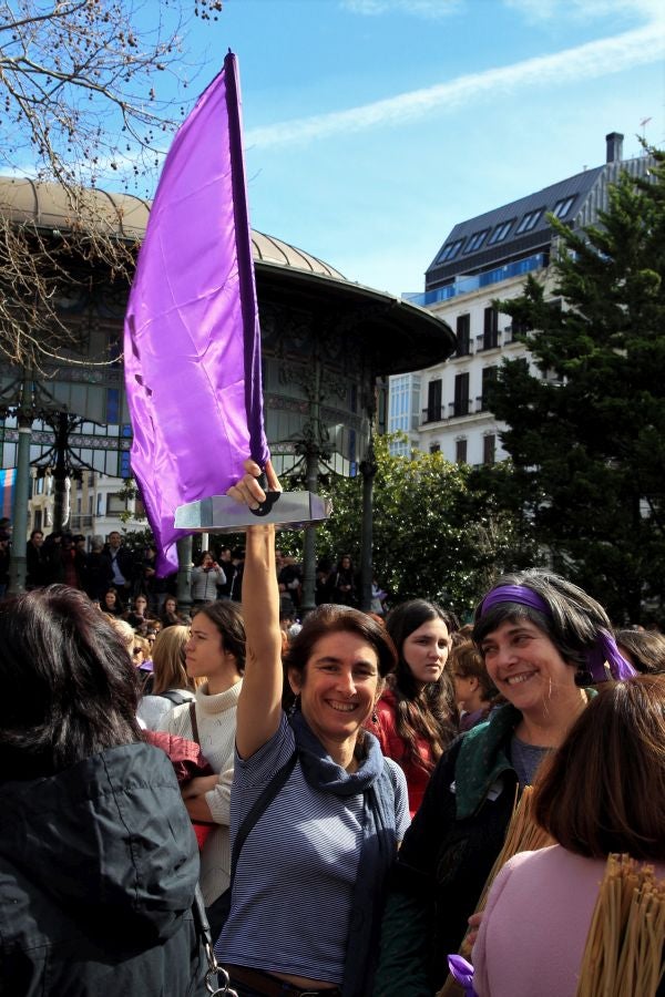 Miles de personas se han concentrado este mediodía en el Boulevard de San Sebastián en uno de los muchos actos reivindicativos que se sucederán a lo largo de este 8-M. 