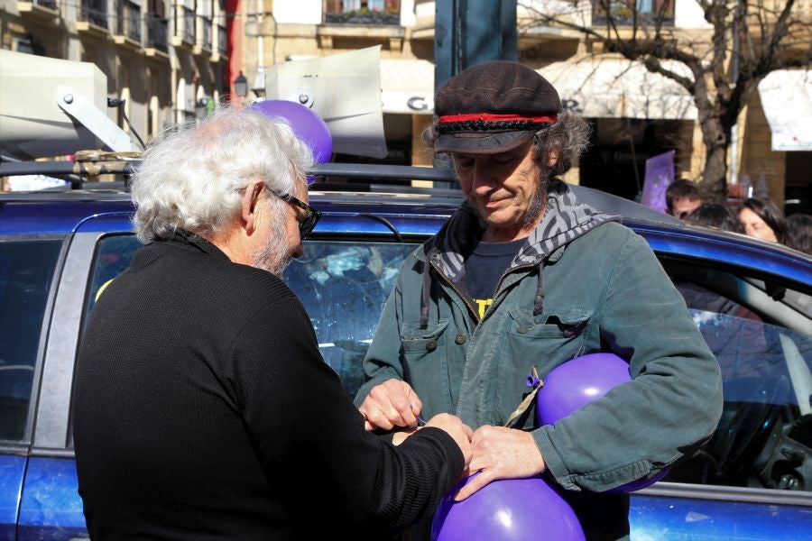Miles de personas se han concentrado este mediodía en el Boulevard de San Sebastián en uno de los muchos actos reivindicativos que se sucederán a lo largo de este 8-M. 