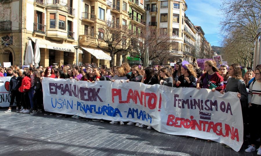 Miles de personas se han concentrado este mediodía en el Boulevard de San Sebastián en uno de los muchos actos reivindicativos que se sucederán a lo largo de este 8-M. 
