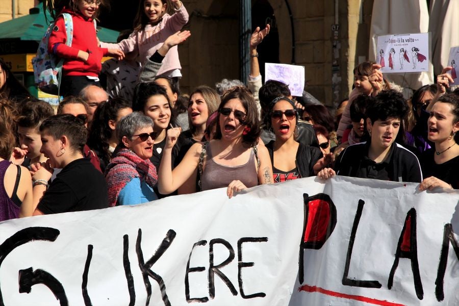 Miles de personas se han concentrado este mediodía en el Boulevard de San Sebastián en uno de los muchos actos reivindicativos que se sucederán a lo largo de este 8-M. 