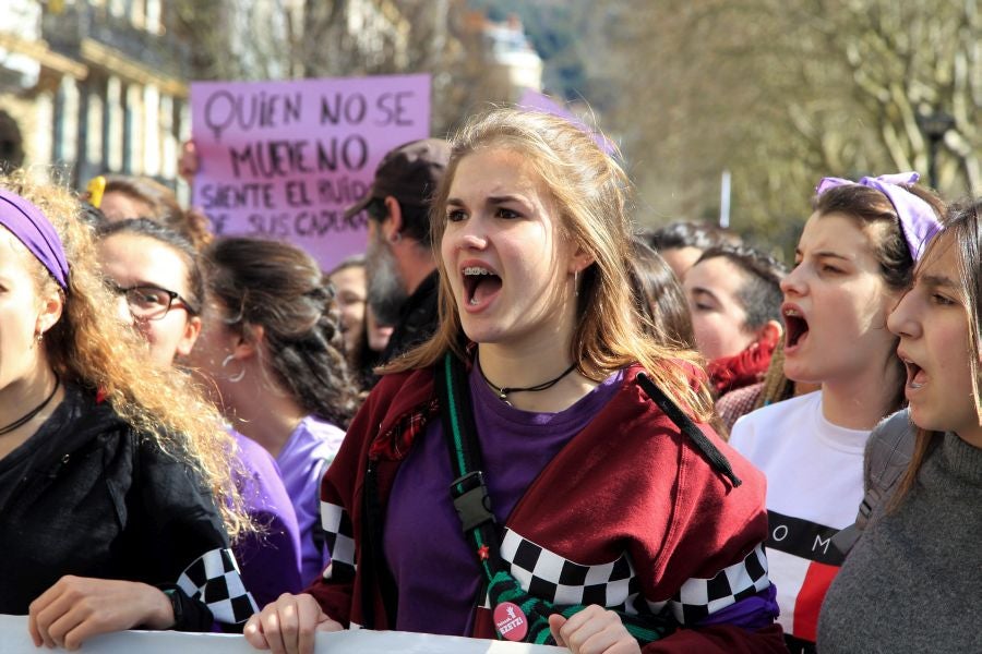 Miles de personas se han concentrado este mediodía en el Boulevard de San Sebastián en uno de los muchos actos reivindicativos que se sucederán a lo largo de este 8-M. 