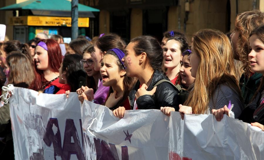 Miles de personas se han concentrado este mediodía en el Boulevard de San Sebastián en uno de los muchos actos reivindicativos que se sucederán a lo largo de este 8-M. 