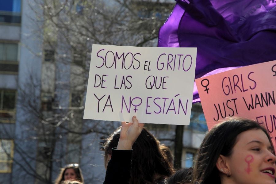 Miles de personas se han concentrado este mediodía en el Boulevard de San Sebastián en uno de los muchos actos reivindicativos que se sucederán a lo largo de este 8-M. 