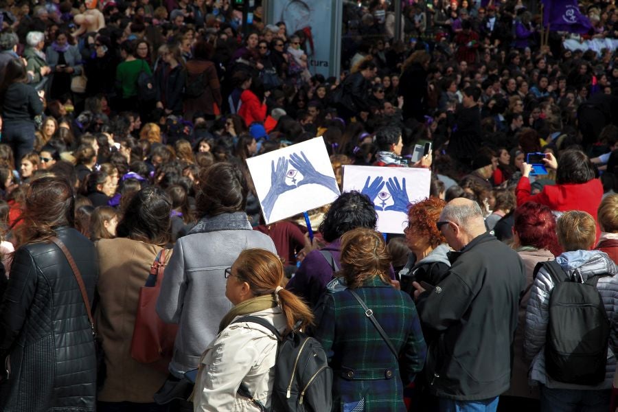 Miles de personas se han concentrado este mediodía en el Boulevard de San Sebastián en uno de los muchos actos reivindicativos que se sucederán a lo largo de este 8-M. 