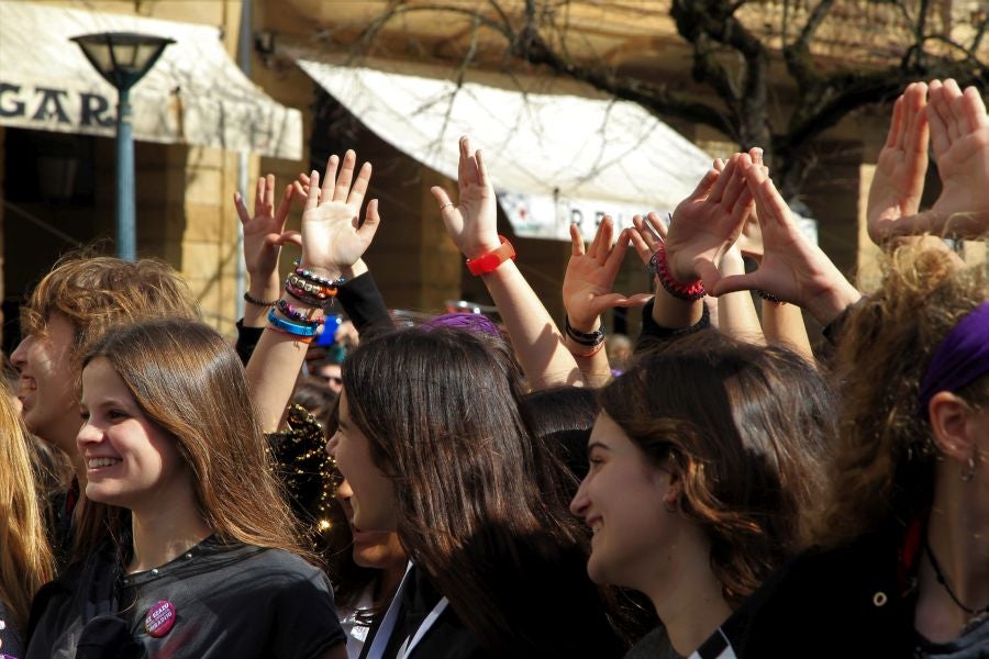 Miles de personas se han concentrado este mediodía en el Boulevard de San Sebastián en uno de los muchos actos reivindicativos que se sucederán a lo largo de este 8-M. 
