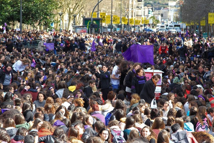 Miles de personas se han concentrado este mediodía en el Boulevard de San Sebastián en uno de los muchos actos reivindicativos que se sucederán a lo largo de este 8-M. 